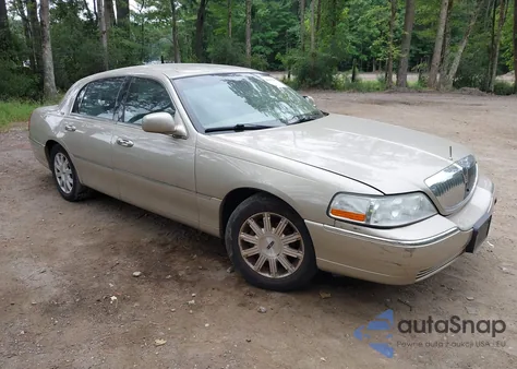 2010 Lincoln Town Car Signature Limited z USA, uszkodzony, nr VIN 2LNBL8CV5AX613980